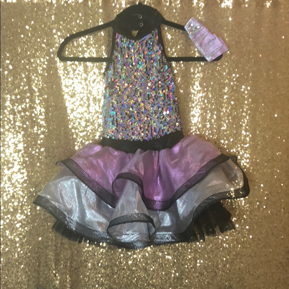 Dress for dance with the accesorie for the hair